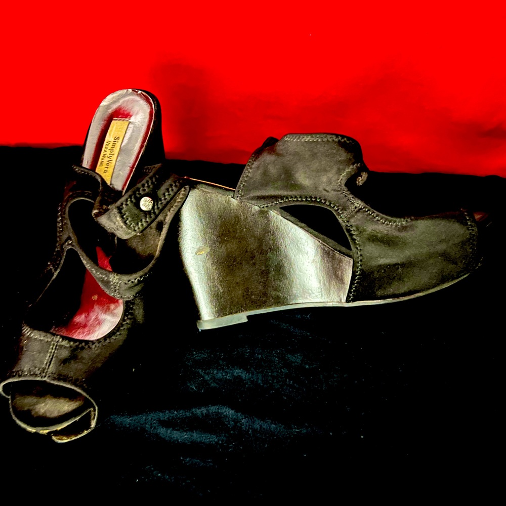 Vera Wang - Size 8 Black designer wedges